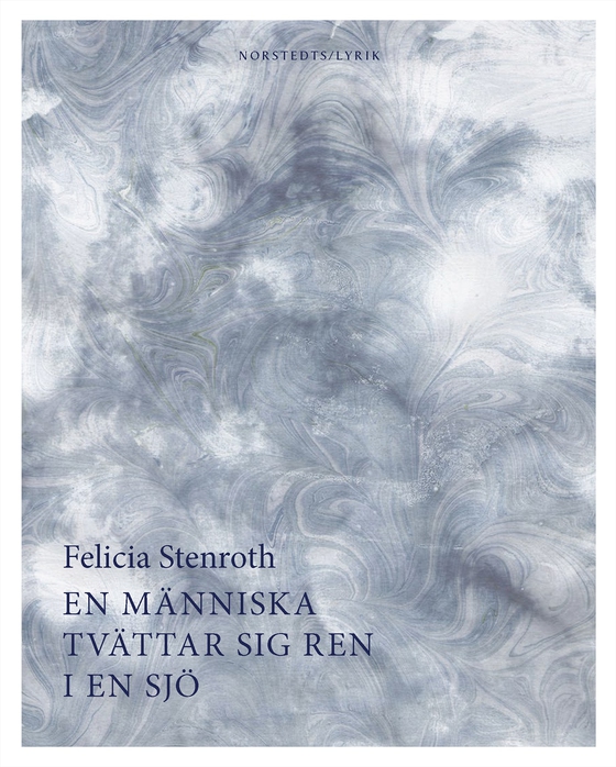En människa tvättar sig ren i en sjö (e-bok) av Felicia Stenroth